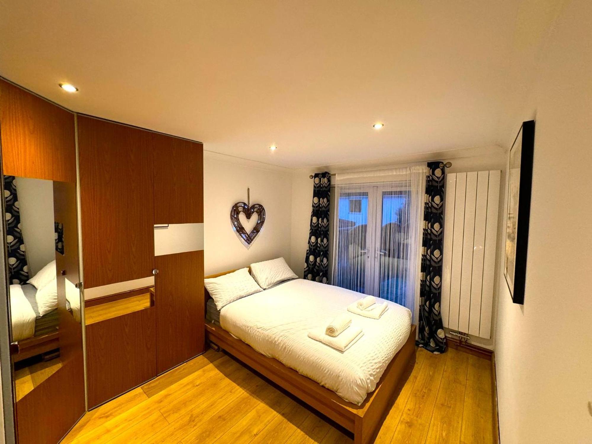 Apartament Dundridge - Morden Urban Living - Sleeps Up To 9 Guests & Private Parking For 2 Vehicles Bristol